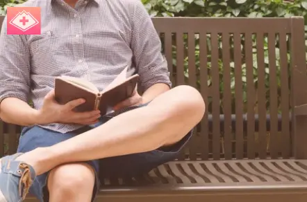 Мужчина читает книжку после лечения токсикомании